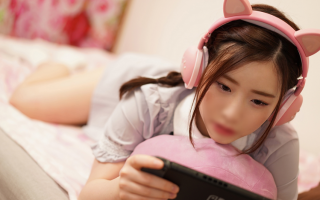 Popular game distribution Female college student light Iki during game