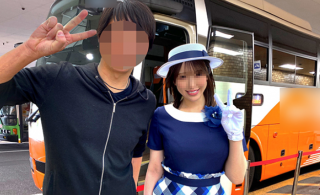 Active Bus Guide Outflow Blow Certain Sightseeing Beauty Slut who blows behind a famous place during a tour Outflow smartphone data