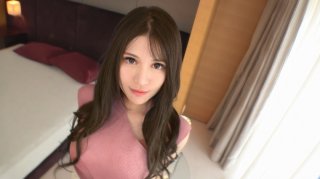 First shot Neat facial features Whitening beauty big breasts A busty izakaya clerk with clear whitening has appeared A lewd pant